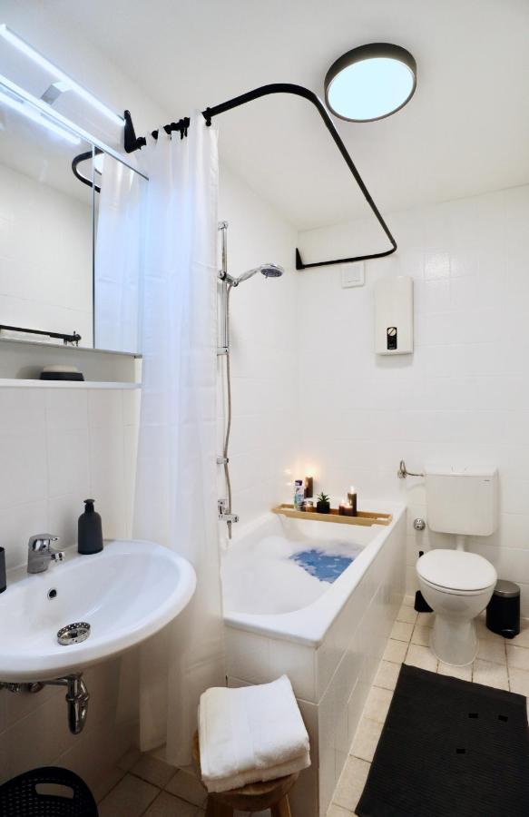 Sapphire Apartment: Free Parking + Netflix + Bathtub Essen Ngoại thất bức ảnh